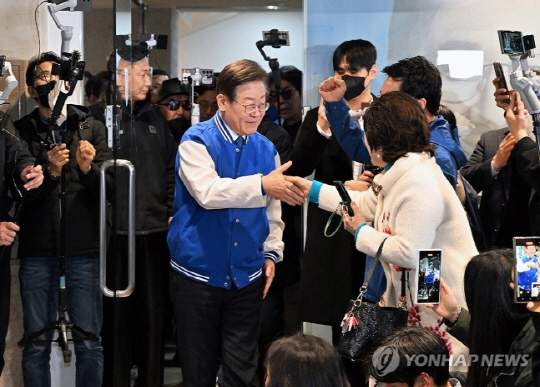 더불어민주당 이재명 대표가 6일 서울 양천구에 마련된 양천구갑 황희 후보 사무실에 들어서고 있다.연합뉴스